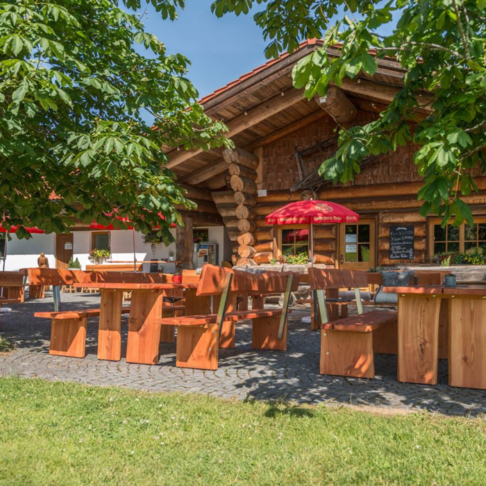 Galopp, Pattern, Aufgabe, Abfolge, Manöver, Elemente, Reining-Patterns, Zirkel, Galopp-Zirkel, linksherum, rechtsherum, Reihenfolge, Geschwindigkeitsunterschied, Größenunterschied, deutlich, Hilfegebung, erkennbar, Zügelwirkung, Umstand, Hilfe, Stimme, Speed Control, Mittelpunkt, Arena, Fliegender Galoppwechsel, Pferdegangart, Acht, figure eight, Kreuzungspunkt, unsichtbar, Vorhand, Spin, 360°-Drehung, Gewicht, innere, Hinterbein, Drehachse, mittreten, äußere, Vorderbein, überkreuzen, Stelle, Sliding Stop, markant, stoppt, rutscht, Stillstand, Zügeleinwirkung, Sliden, Sliding-Plates, Hufeisen, glatt, Oberfläche, Rutschen, Roll Back, 180°-Drehung, Stoppbewegung, gesprungen, Hinterhandwendung, Spuren, Back Up, Rückwärtsrichten, rückwärtstreten, Tempo, extrem, Last, Schweif, Training, eingeflochten, Regeln, Westerndisziplin, Ausnahme, Boots, Gamaschen, Anschlagen, Drehbewegung, vermeiden, Turnierstart, Regelwerk, studieren, Scoring, Regelbuch, Übung, auswendig, Abweichung, Form, off pattern, Null-Score