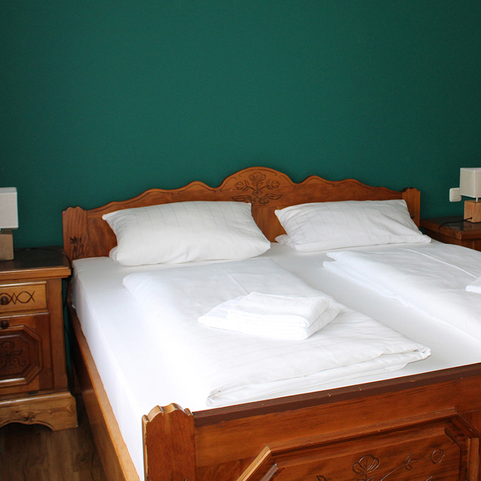 Mittendrin statt nur dabei: Hotel & Pension Vilshofen direkt am Stadtplatz. Dein idealer Ausgangspunkt für Touren an der Donau. Jetzt buchen!